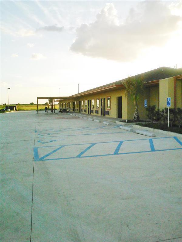 Rodeway Inn Dilley Exterior foto